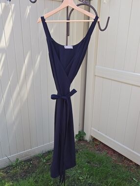 Everlane sz 16 iconic wrap dress. V- neckline, tie waist, & below-the-knee
